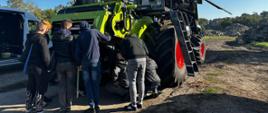 Praktyczne zajęcia uczniów technikum z obsługi nowoczesnego kombajnu