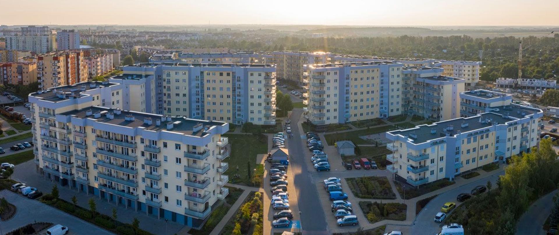 Widok na osiedle mieszkaniowe z lotu ptaka