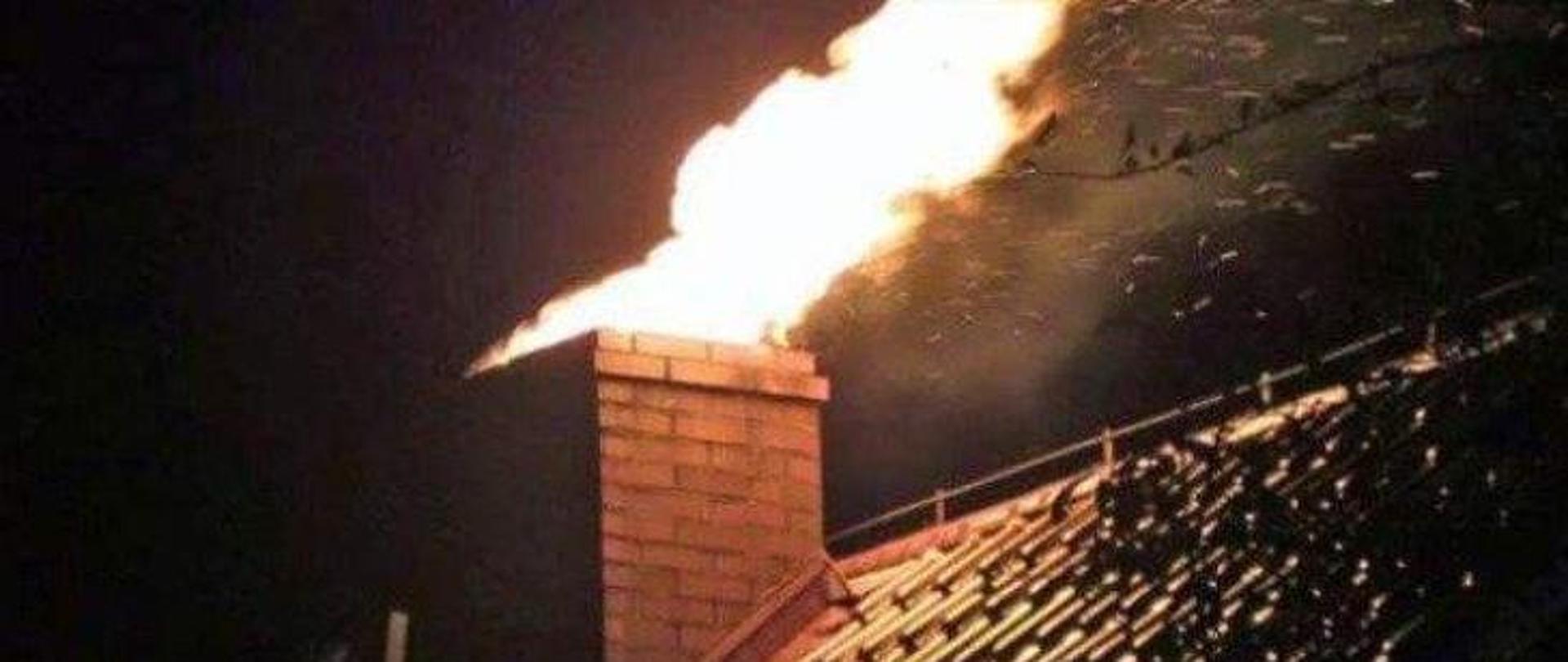 wydobywający się ogień z palącego się komina