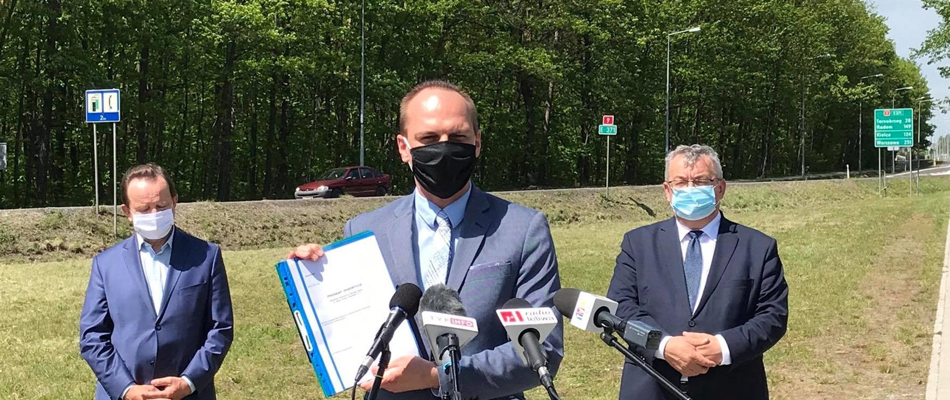 Wiceminister infrastruktury Rafał Weber wziął udział w konferencji prasowej dot. podpisania Programu inwestycji dla obwodnicy Nowej Dęby