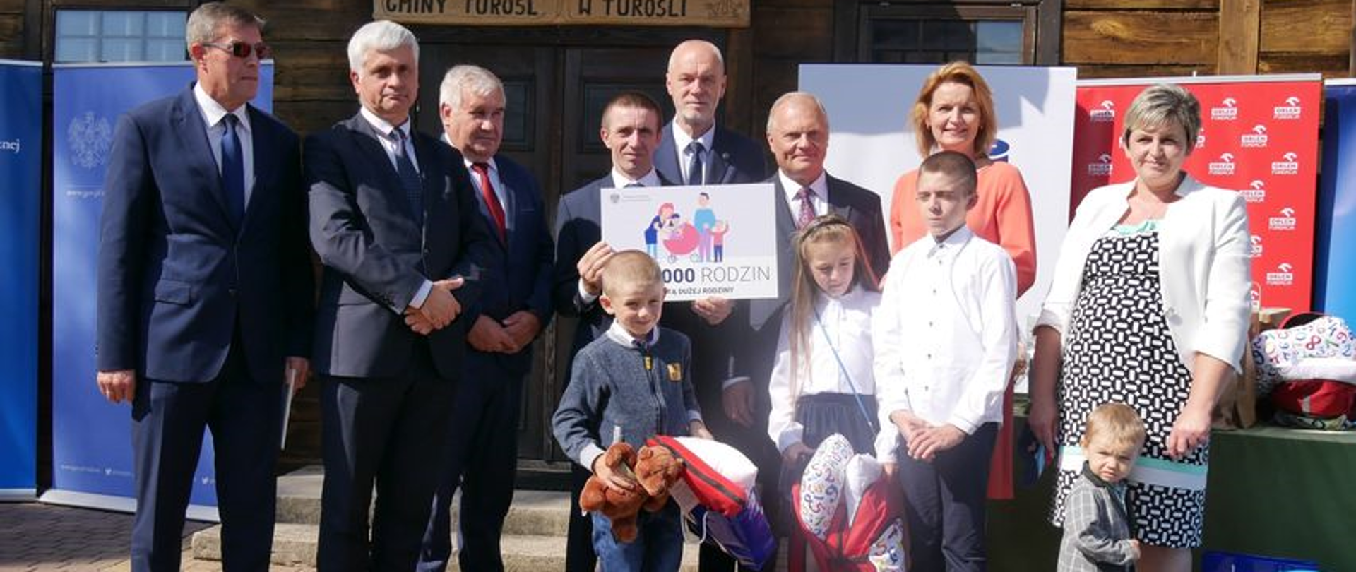 Zdjęcie wiceminister Barbary Sochy z milionową rodziną z Kartą Dużej Rodziny