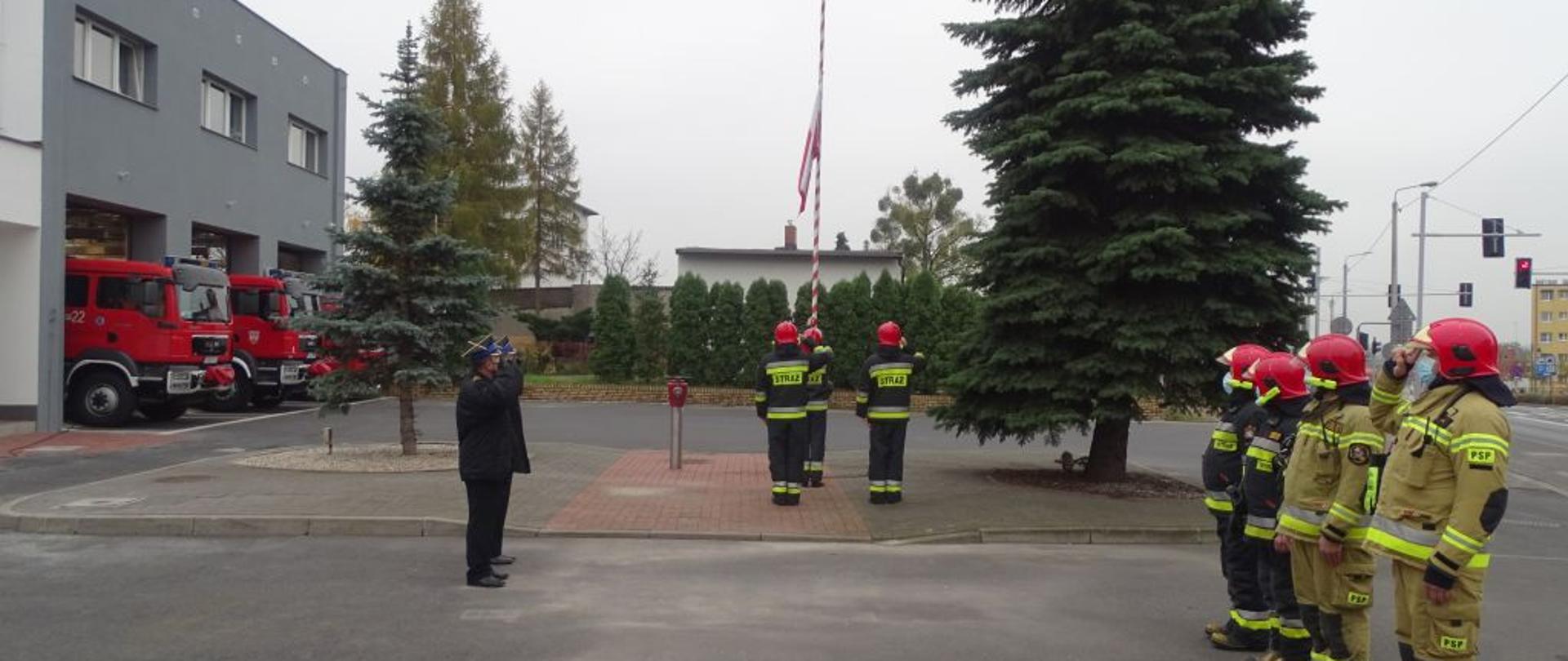 strażacy podnoszą flagę państwową na maszt