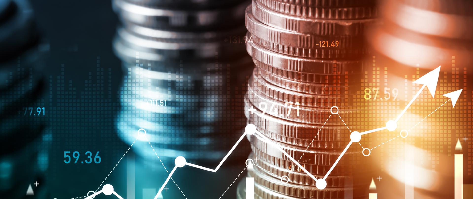 W tle monety ułożone na stosie oraz wykres słupkowy z procentami, na pierwszym planie wykres liniowy z zaznaczonymi punktami, liczby