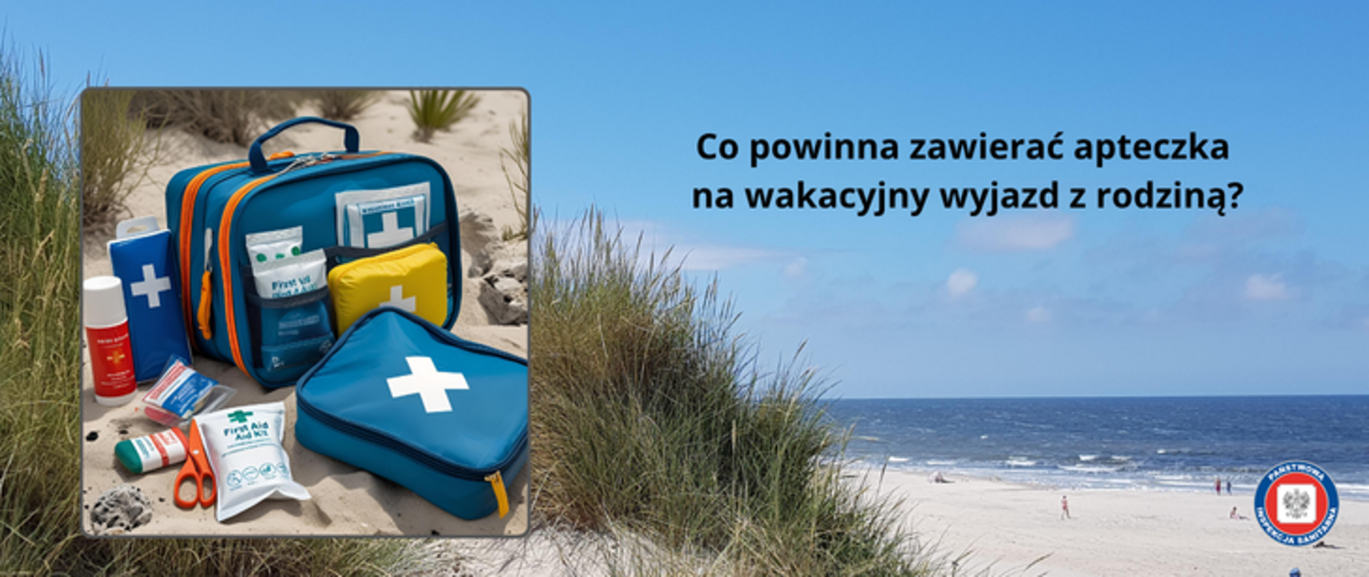 na tle widoku nadmorskiego: piasek plażowy, wydmy z trawą oraz morze po prawej stronie zdjęcie apteczki pierwszej pomocy w odcieniach niebieskiego z białym krzyżem pośrodku. Apteczka zawiera materiały opatrunkowe niezbędne na wakacyjnym wyjeździe. W prawym dolnym rogu okrągłe logo Państwowej Inspekcji Sanitarnej przedstawiające czarnego orła na białym kwadratowym tle, które otoczone jest czerwonym wypełnieniem. Zewnętrzną część logo otacza granatowy okrąg z napisem Państwowa Inspekcja Sanitarna w kolorze białym. Logo otoczone granatowym napisem PSSE w Kamieniu Pomorskim na białym tle.