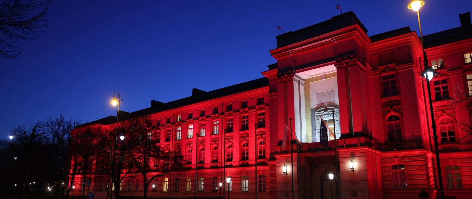 Gmach KPRM podświetlony na czerwono w związku z kampanią "Dzieciństwo Bez Przemocy"