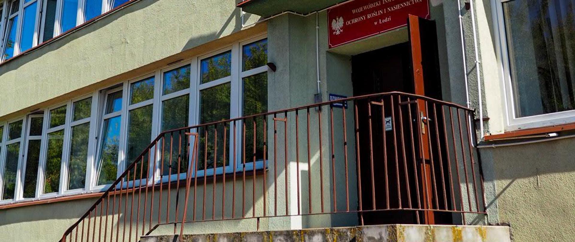 Zdjęcie przedstawia wejście od budynku OCL w Łodzi