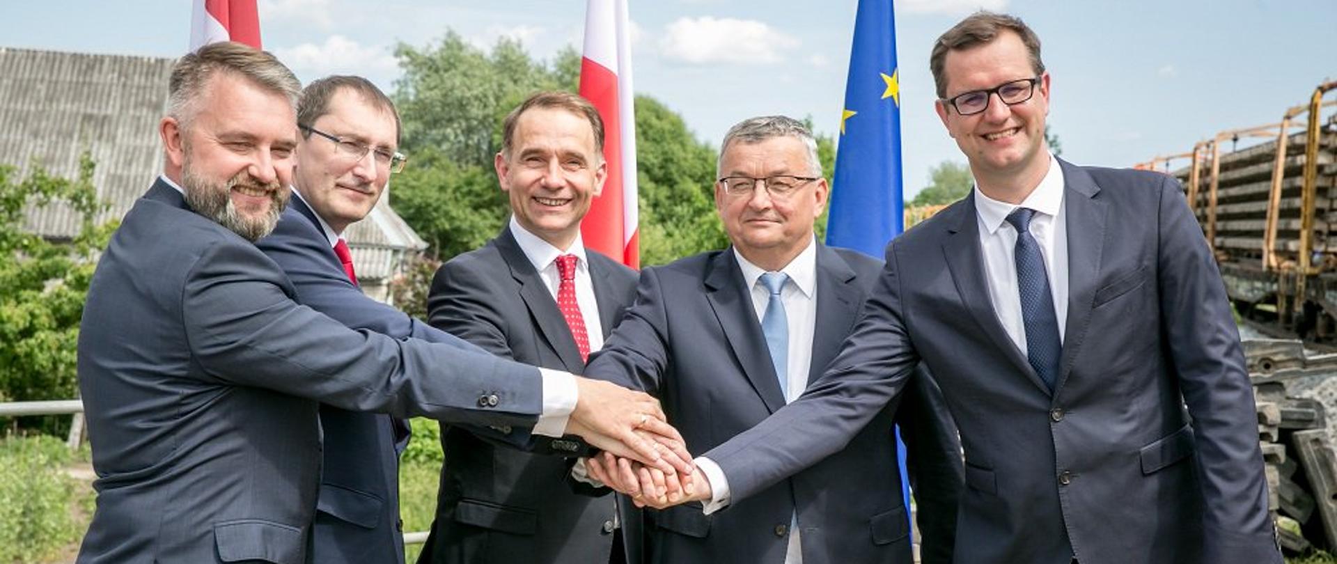 Minister A. Adamczyk wraz z ministrami ds. transportu Litwy i Łotwy wizytowali odbudowę torów kolejowych na odcinku Renge - Możejki