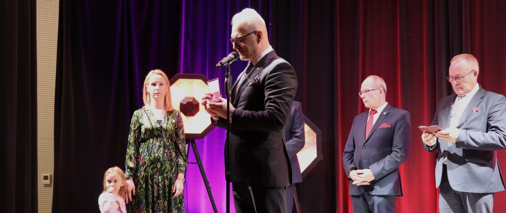 mężczyzna na scenie 