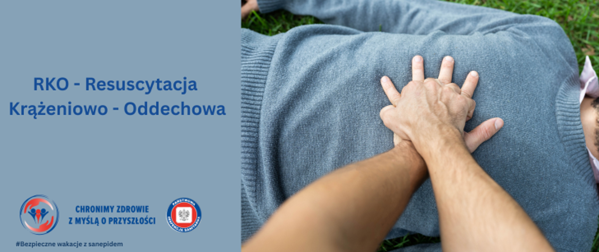 Grafika przedstawia tułów mężczyzny leżącego na trafie, któremu jest udzielana pomoc w postaci RKO. Widoczne są przedramiona mężczyzny, który ma splecione dłonie i wykonuje uciśnięcia klatki piersiowej. Po lewej stronie umieszczono napis RKO- Resuscytacja Krążeniowo - Oddechowa. A w lewym dolnym rogu znajdują się dwa logo Inspekcji Sanitarnej oraz napis Chronimy Zdrowie z Myślą o Przyszłości. Pod nimi widnieje napis Bezpieczne Wakacje z Sanepidem,.