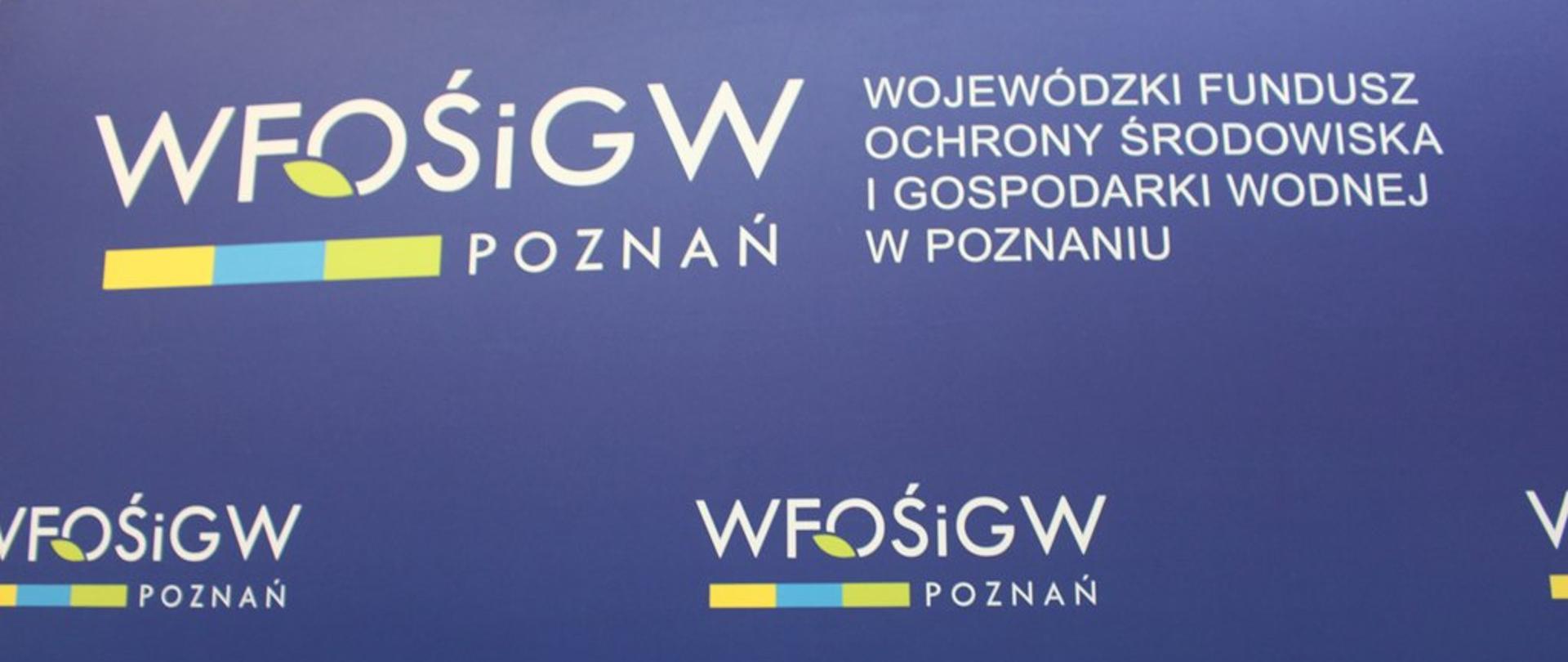 Zdjęcie przedstawia strażaków i zaproszonych gości podczas uroczystego podpisania umów z WFOŚIGW w poznaniu oraz wręczenia decyzji przyznających świadczenia ratownicze druhom OSP.
W tle świetlica Komendy.
