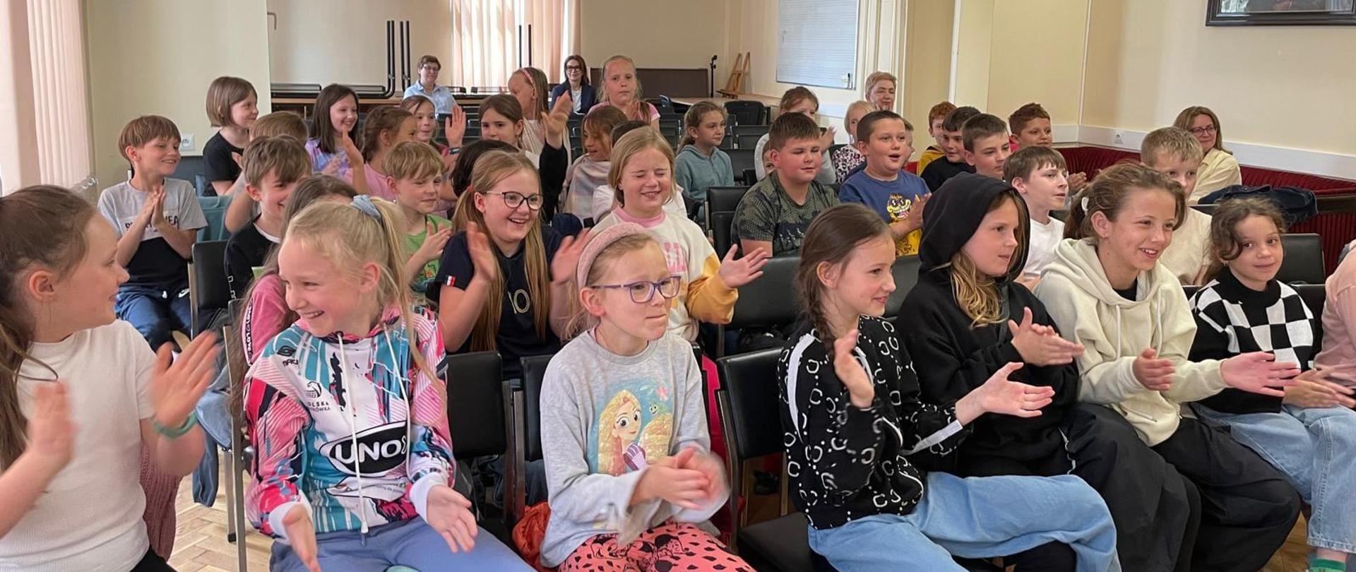 Galeria 20 zdjęć z audycji muzycznych, które odbyły się 07 maja w auli PSM w Kłodzku. Na zdjęciach uczniowie, którzy przyglądają się jak wygląda nauka w szkole muzycznej.