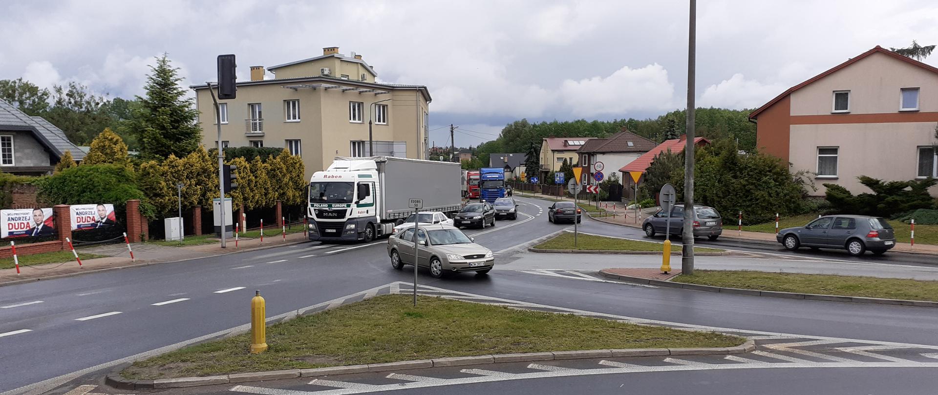 DK79 w m. Zwoleń - skrzyżowanie z dużą ilością samochodów osobowych i ciężarowych