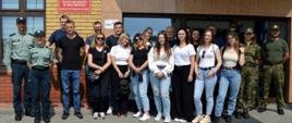Zdjęcie grupowe funkcjonariuszy i studentów