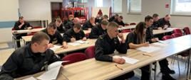 Strażacy piszący egzamin z KPP - część pisemna. 