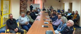 Komendanci PSP i strażacy OSP podczas spotkania