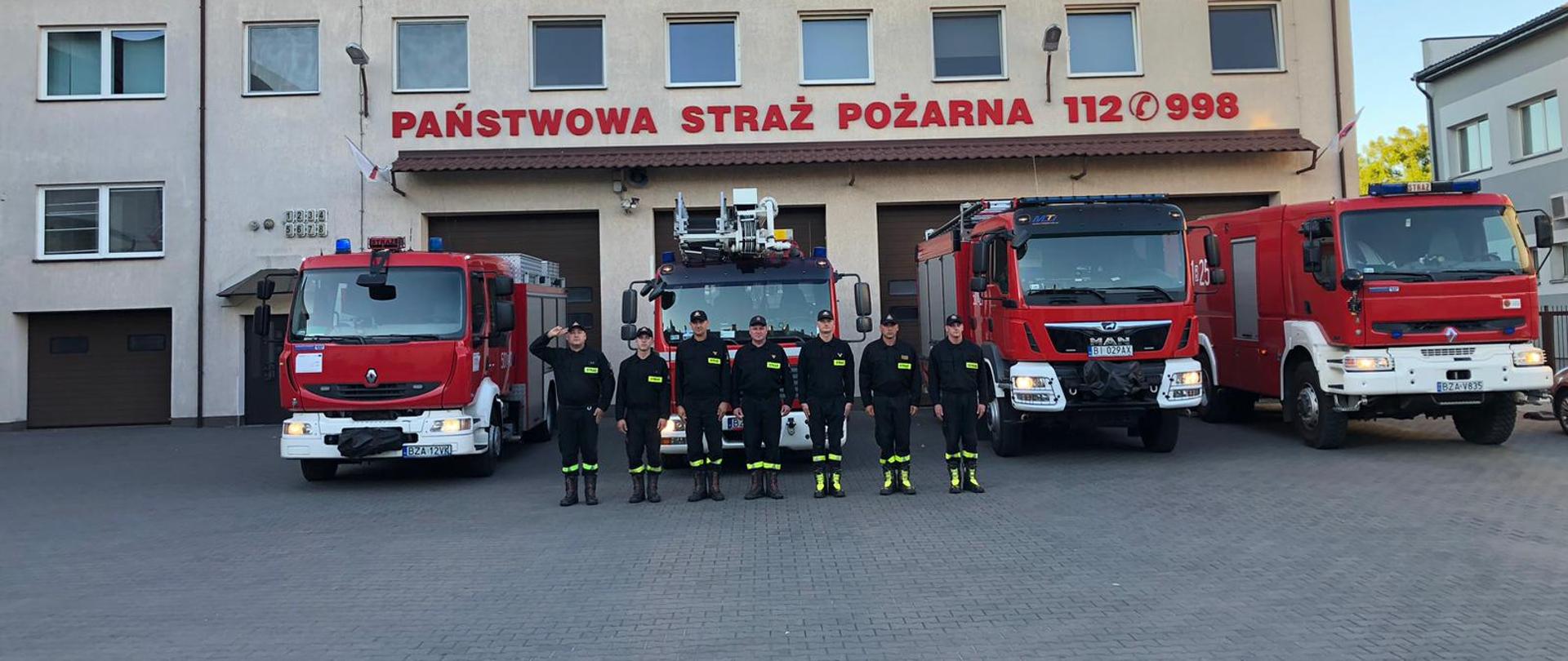 Strażacy oddający hołd zmarłym druhom OSP Żukowo na placu JRG