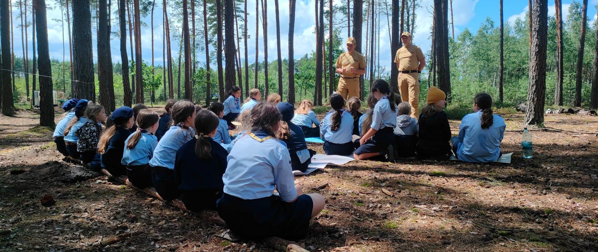 Strażacy z Komendy Powiatowej PSP w Garwolinie odwiedzili obozy harcerskie