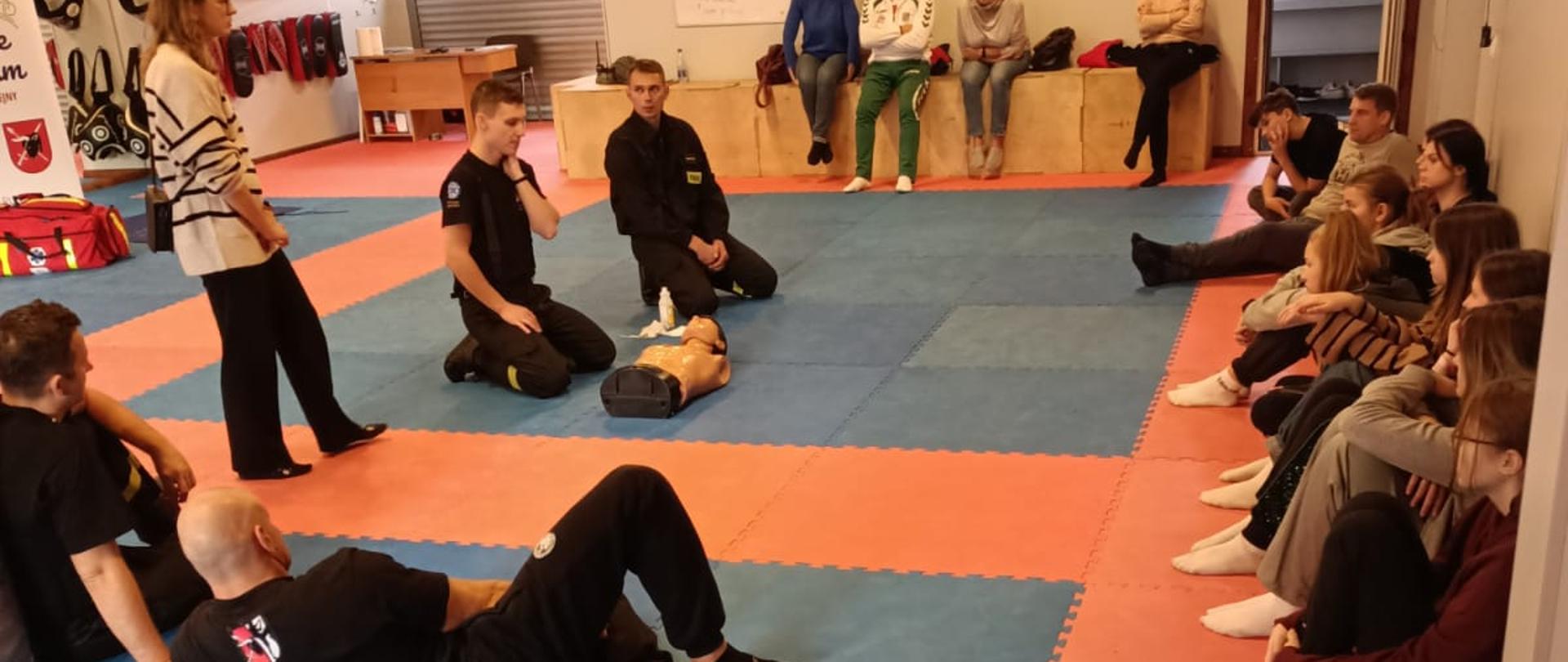 Pokazu pierwszej pomocy medycznej dla młodzieży z Litwy prowadzony przez ratowników JRG Sejny