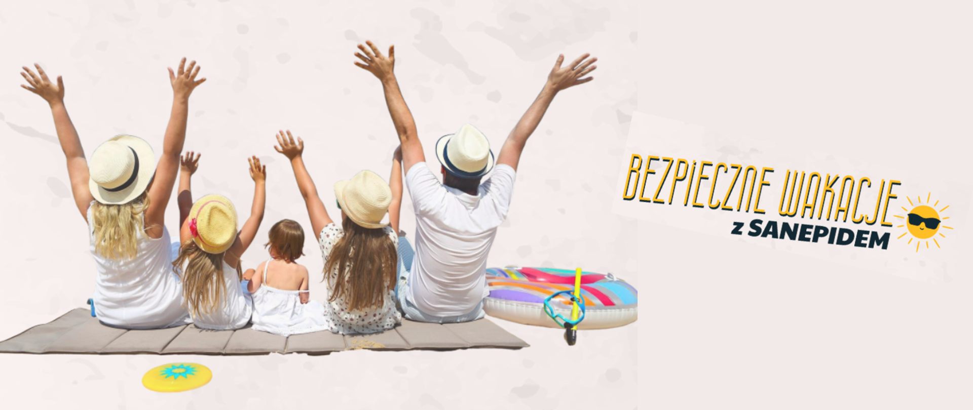 Grafika przedstawia osoby siedzące tyłem na macie plażowej.