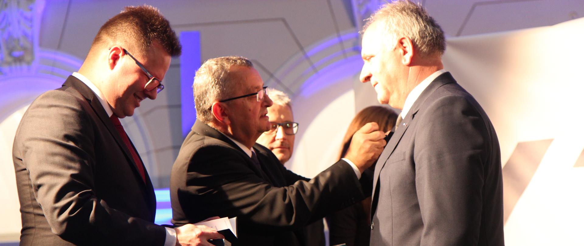 Minister A. Adamczyk oraz wiceminister A. Bittel wręczyli odznaki "Zasłużony dla kolejnictwa" pracownikom UTK