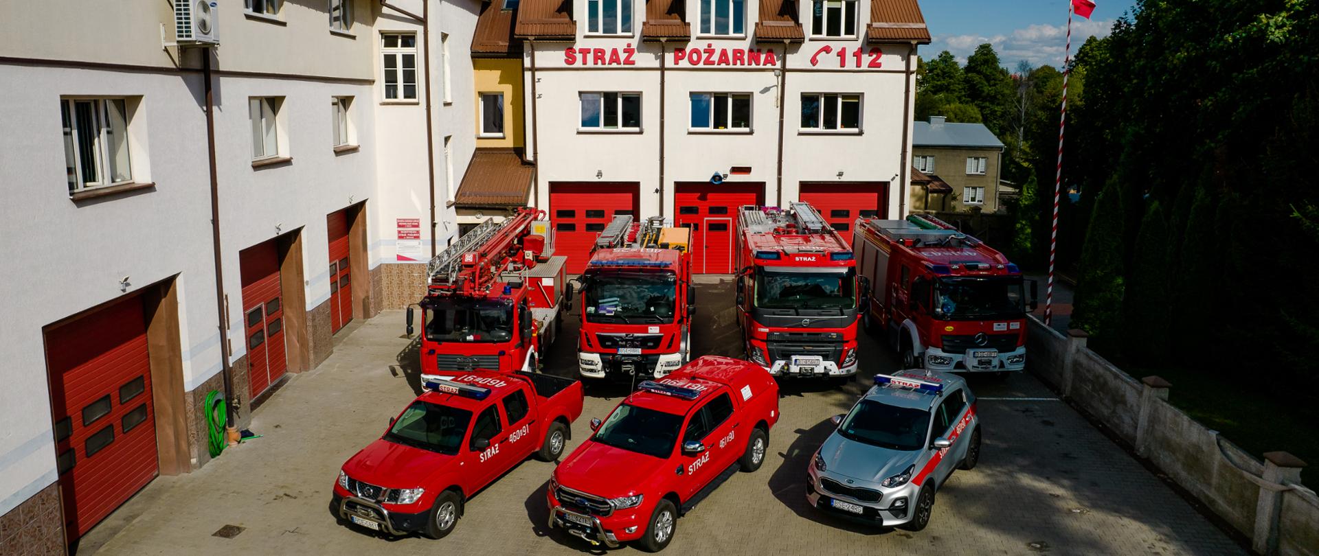 Pojazdy JRG i KP PSP Sejny ustawione przed jednostką 