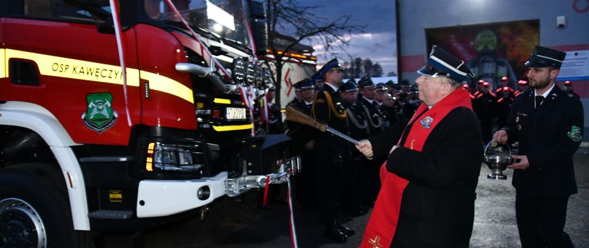 OSP Kawęczyn w pow. tureckim otrzymało nowy samochód ratowniczo-gaśniczy