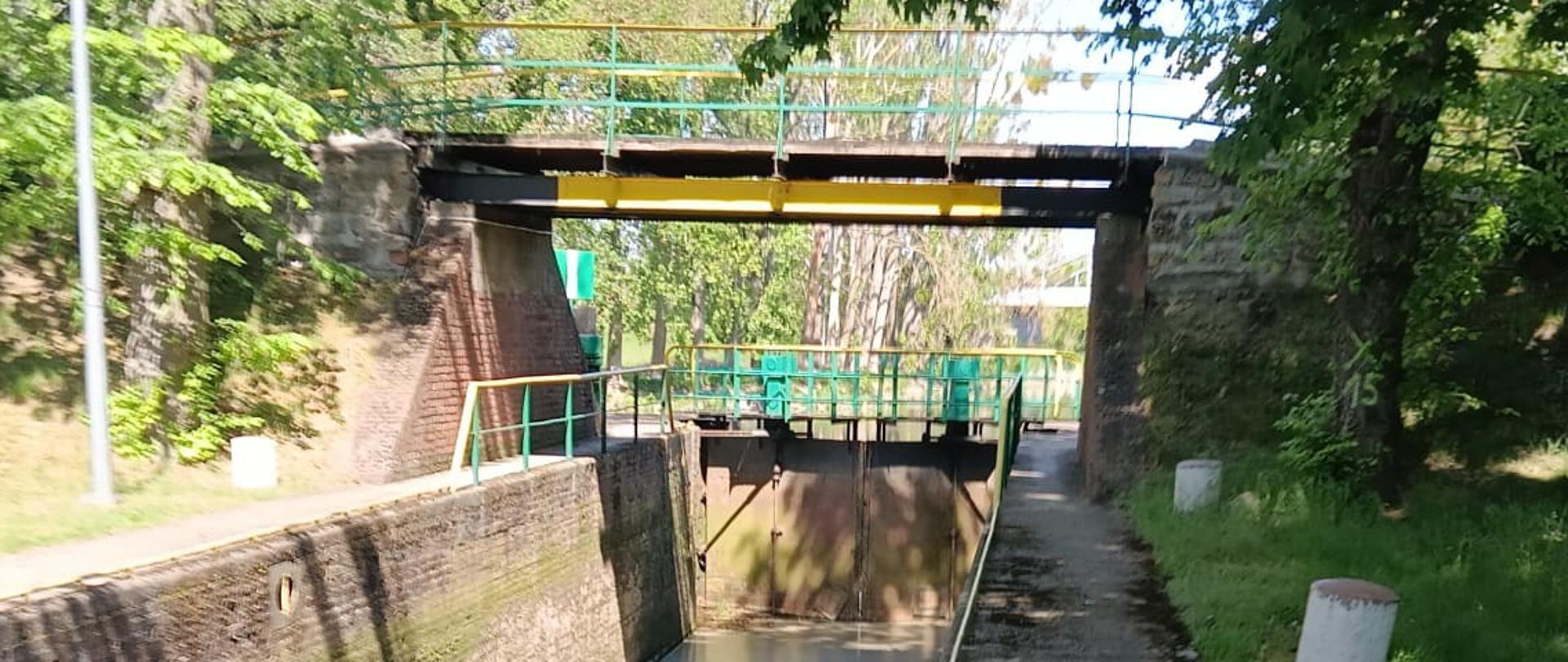 Pakość - śluza Nr 1 - uszkodzony most nad śluzą 