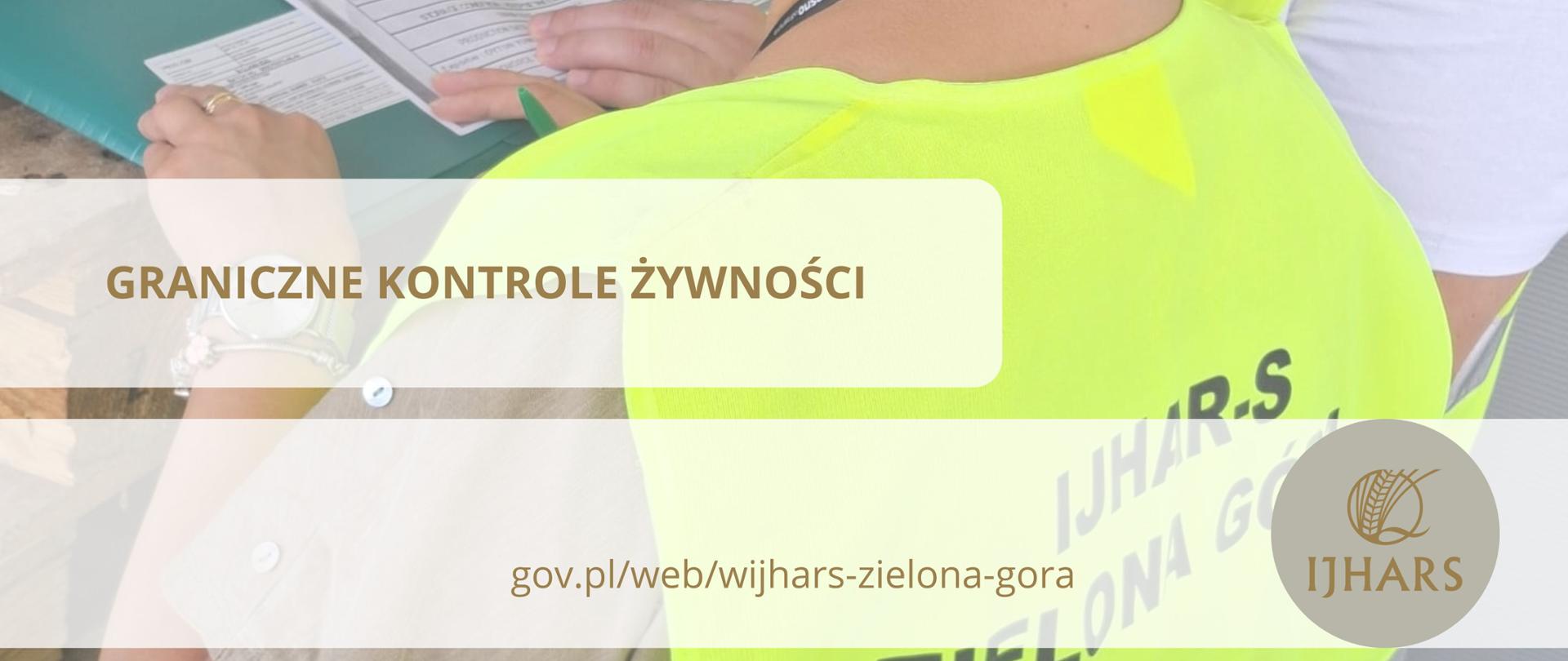 Zdjęcie przedstawia inspektora JHARS w jasnożółtej kamizelce z napisem IJHAR-S Zielona Góra czytającym urzędowe dokumenty, link do strony WIJHARS Zielona Góra oraz logotyp IJHARS