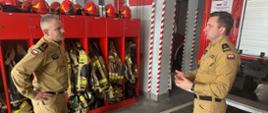 Ujęcie przedstawia Komendanta Powiatowego PSP w Strzelcach Krajeńskich oprowadzającego Zastępcę Lubuskiego Komendanta Wojewódzkiego PSP w Gorzowie Wlkp. po pomieszczeniu garażu Jednostki Ratowniczo-Gaśniczej.