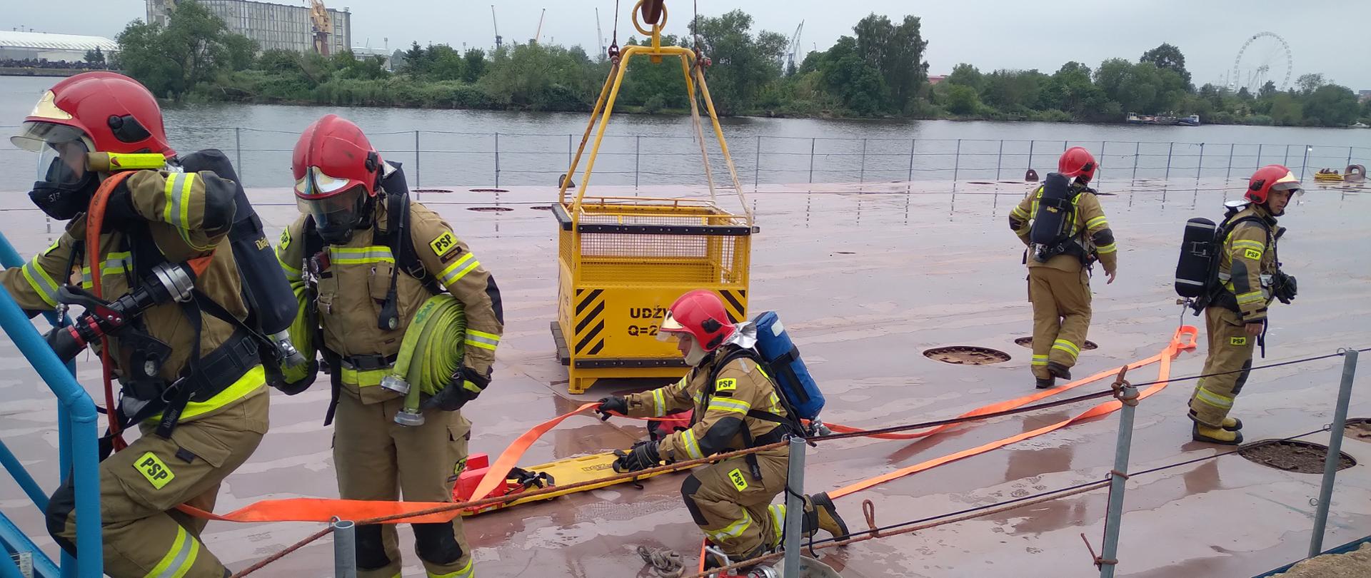 Ćwiczenia na terenie obiektu portowego
