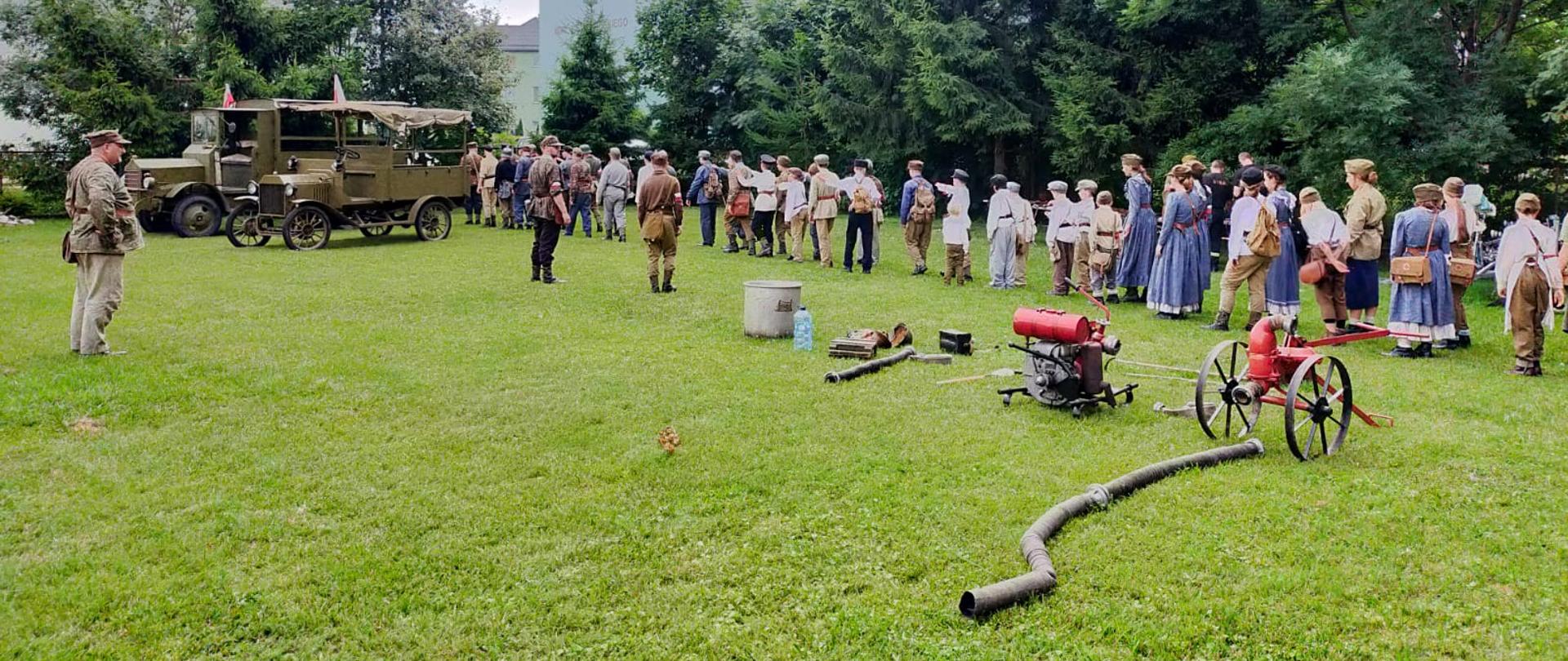 Na zdjęciu widoczna grupa Historyczno – Edukacyjna „Szare Szeregi” oraz strażacy podczas pokazu sprzętu ratowniczego.