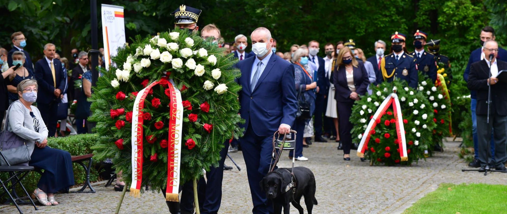 Wiceminister Paweł Wdówik składa wieniec w rocznicę powstania warszawskiego.