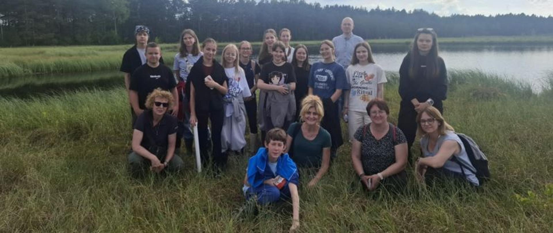 Uczestnicy wycieczki na tle torfowiska przejściowego w Jedlu