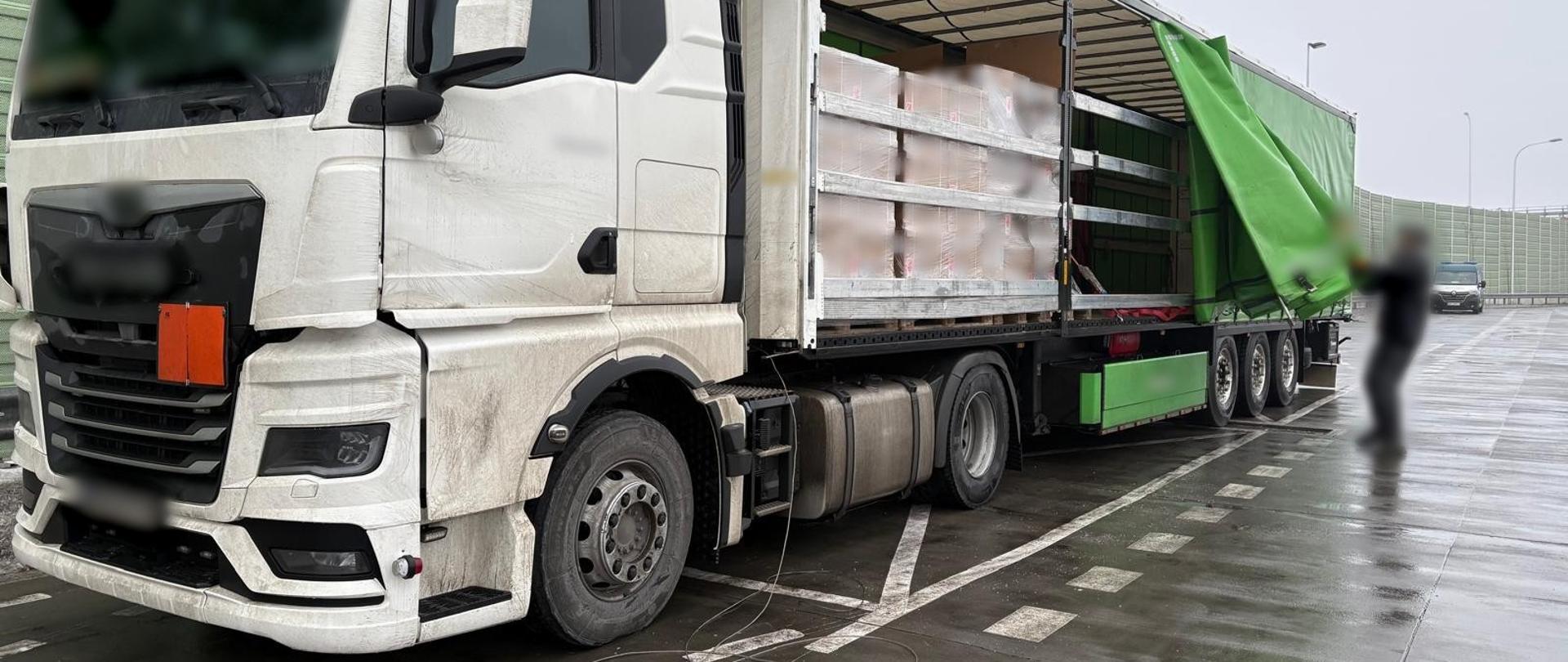 Kontrola polskiego zestawu ciężarowego z ładunkiem baterii litowo-jonowych (ADR). Ciągnik siodłowy z podpiętą naczepą zatrzymali funkcjonariusze mazowieckiej Inspekcji Transportu Drogowego z Radomia na ekspresowej „siódemce”, pod Szydłowcem.