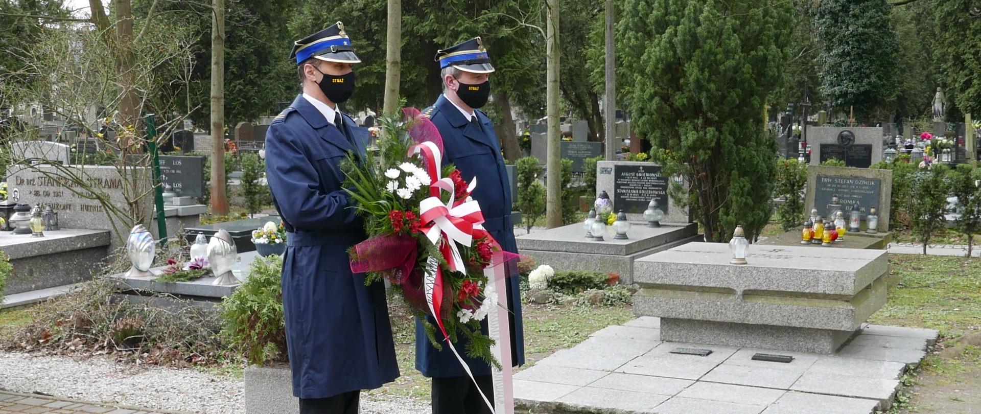 Małopolski Komendant Wojewódzki PSP st. bryg. Piotr Filipek złożył symboliczną wiązankę kwiatów w Alei Zasłużonych cmentarza Rakowickiego.