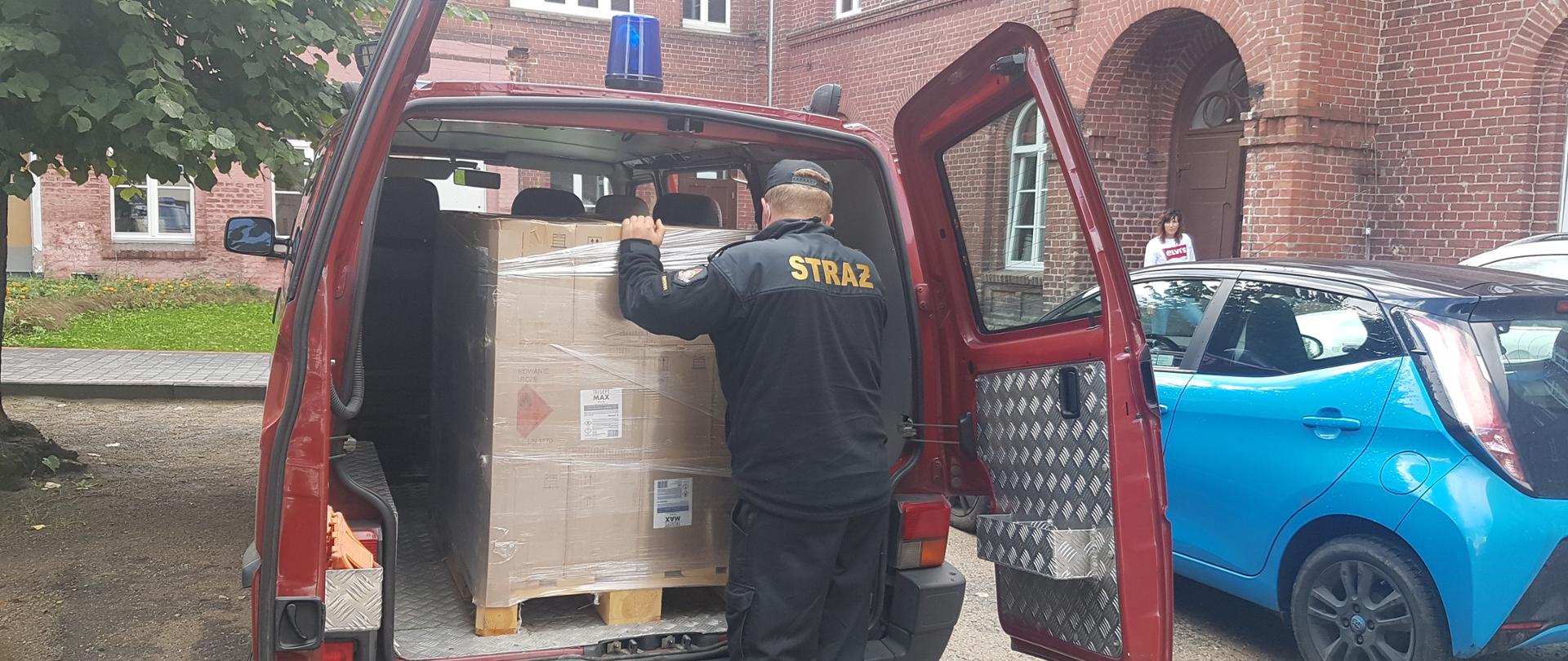 Zdjęcie podczas redystrybucji środków ochrony indywidualnej dla szkół oraz placówek oświatowych