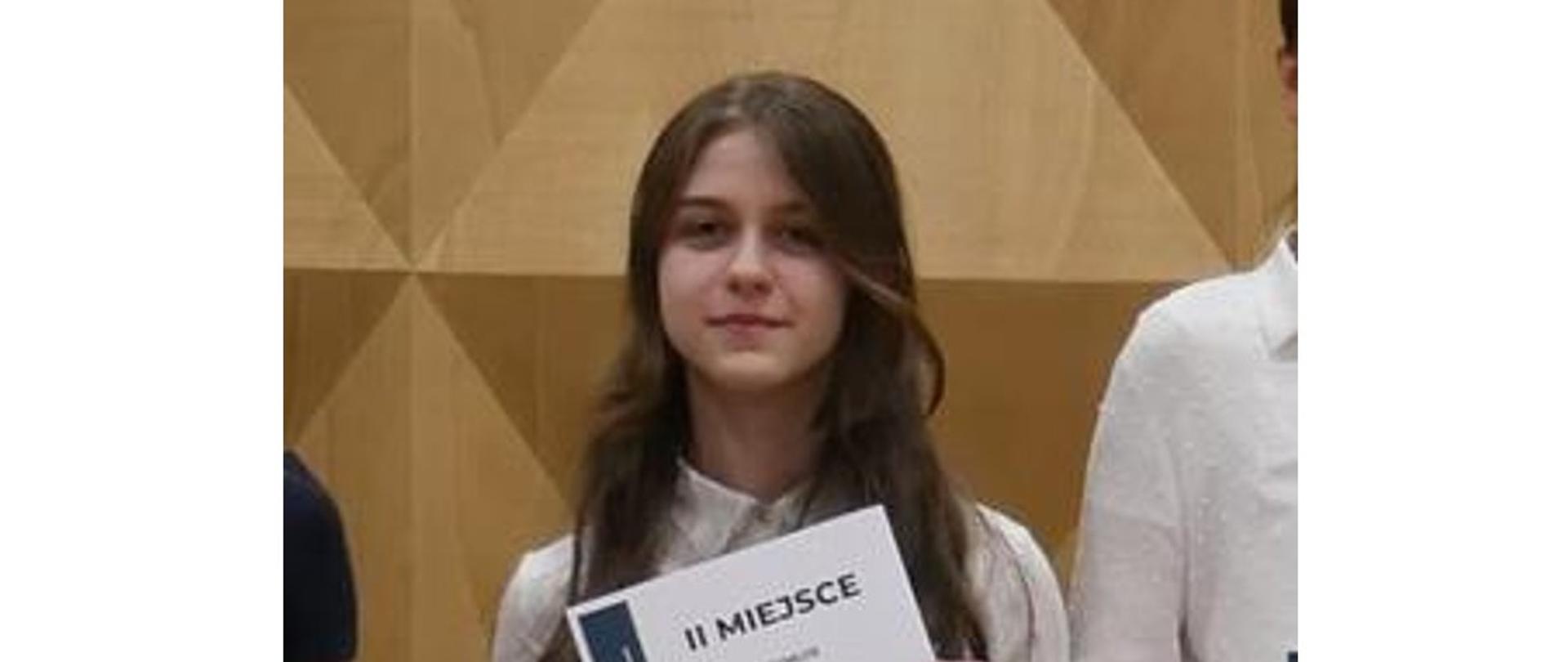 Zdjęcie Zuzanny Stodolak z dyplomem