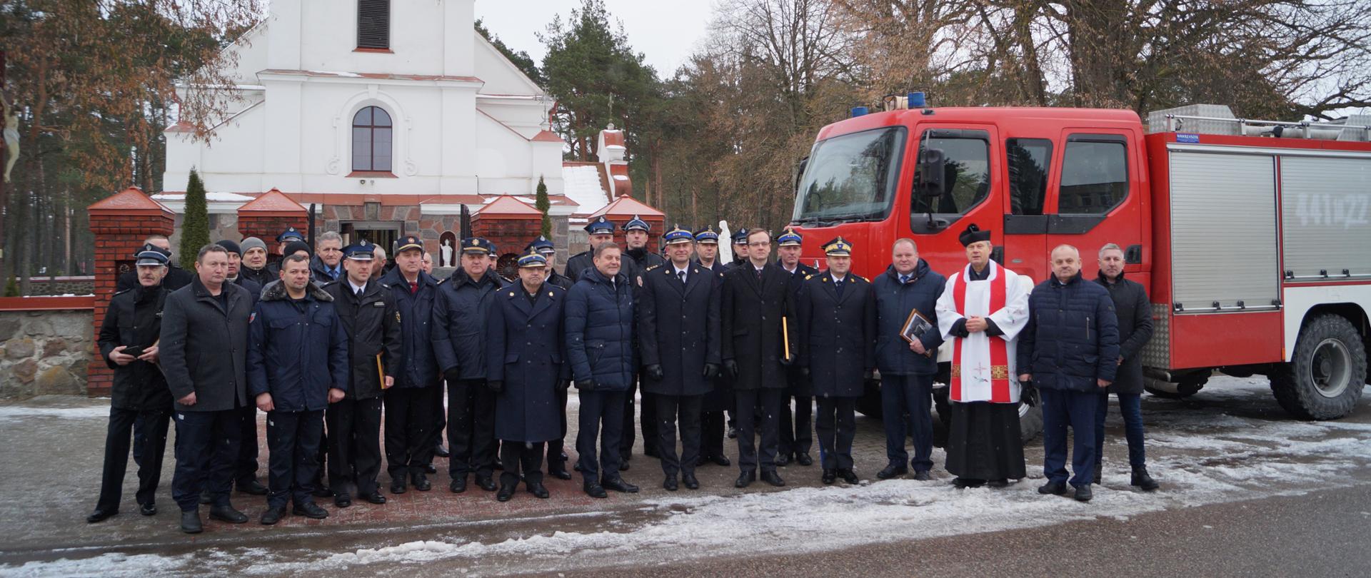 Przekazaniu samochodu dla OSP Podborze.
