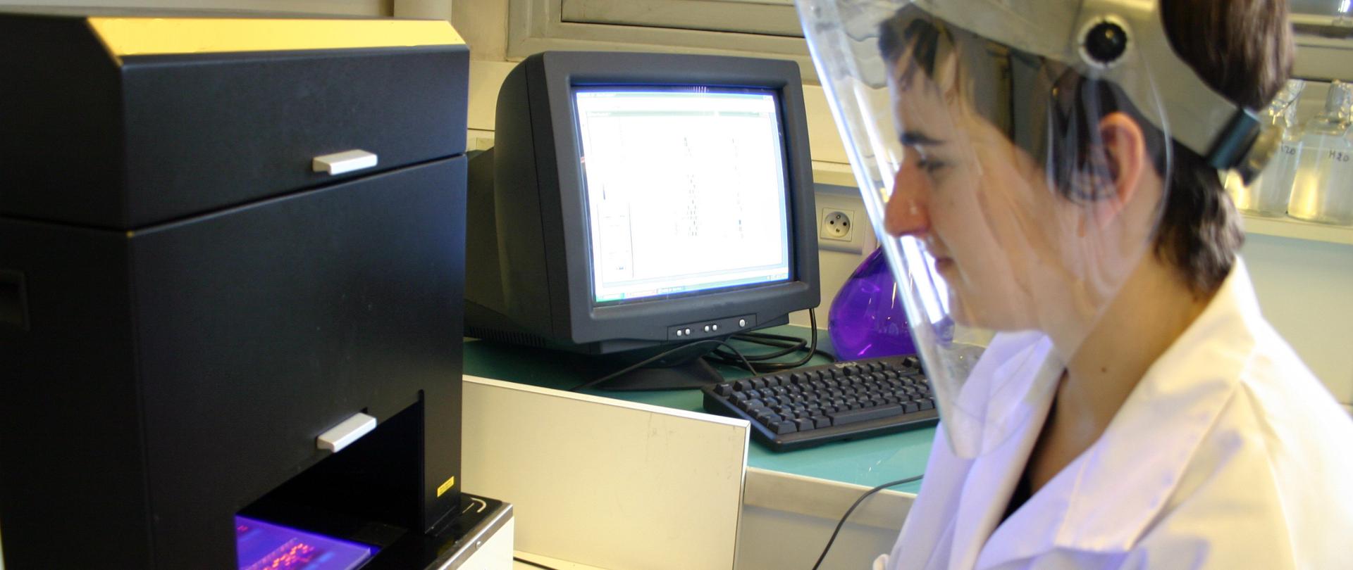 Kobieta w fartuchu przy komputerze