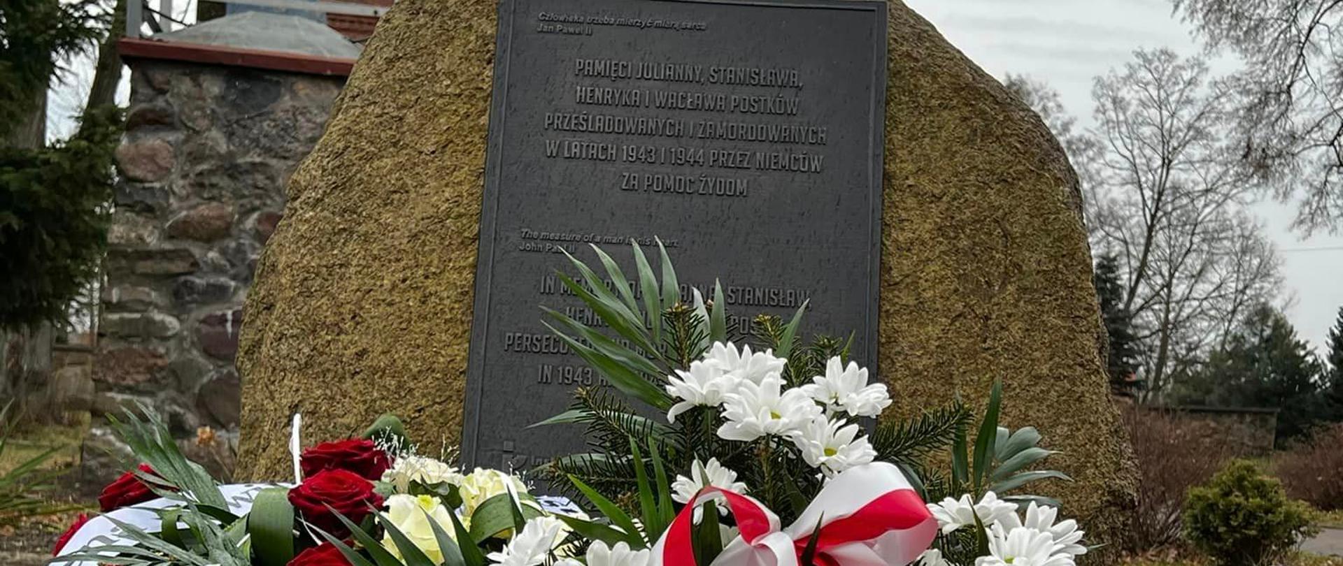 Upamiętnienie rodziny Postków oraz pozostałych mieszkańców Stoczka, ofiar okupacji niemieckiej.