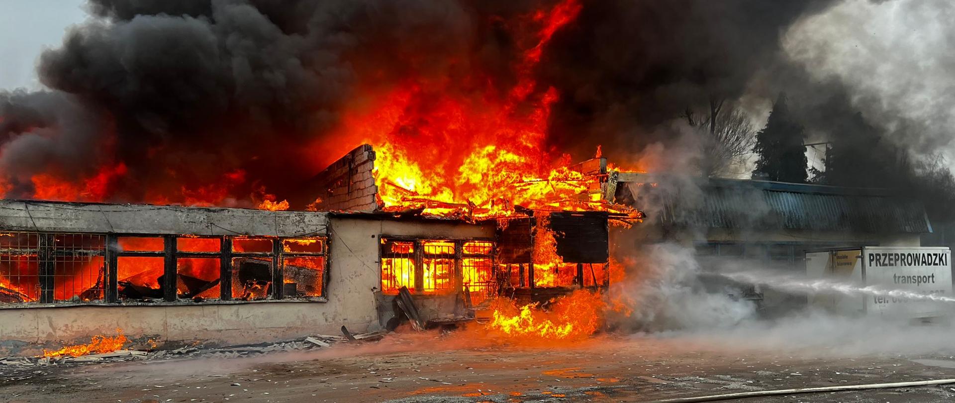 Płonący budynek