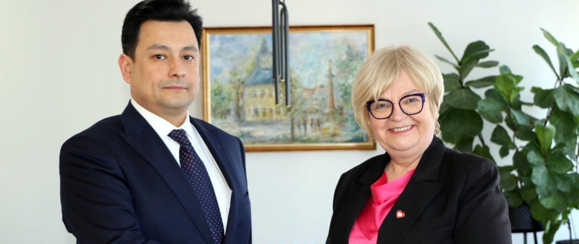 Wojewoda podkarpacki Teresa Kubas-Hul wraz z ambasadorem Uzbekistanu