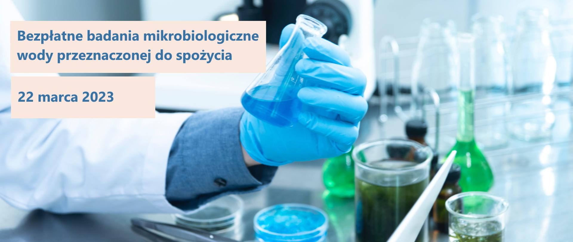 Osoba trzymająca kolbę laboratoryjną
