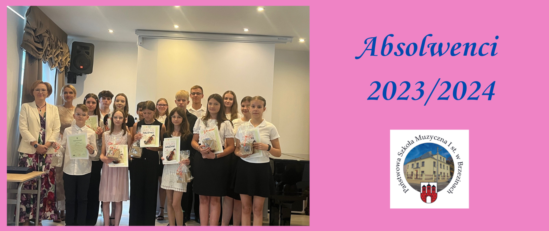 Zdjęcie przedstawia uczniów kończących szkołę wraz z p. Dyrektor Szkoły.