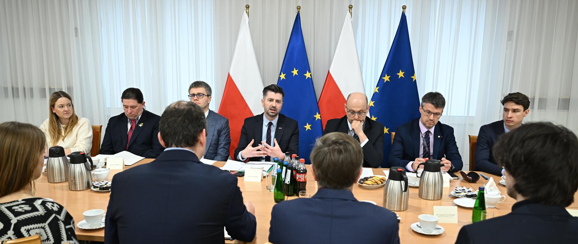 Spotkanie wiceministra Krzysztofa Śmiszka z osobami, które dbają o przestrzeganie praw człowieka przy granicy polsko-białoruskiej