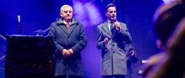 Wojewoda podlaski i Prezydent Białegostoku, stojący na scenie, składają życzenia noworoczne mieszkańcom Białegostoku