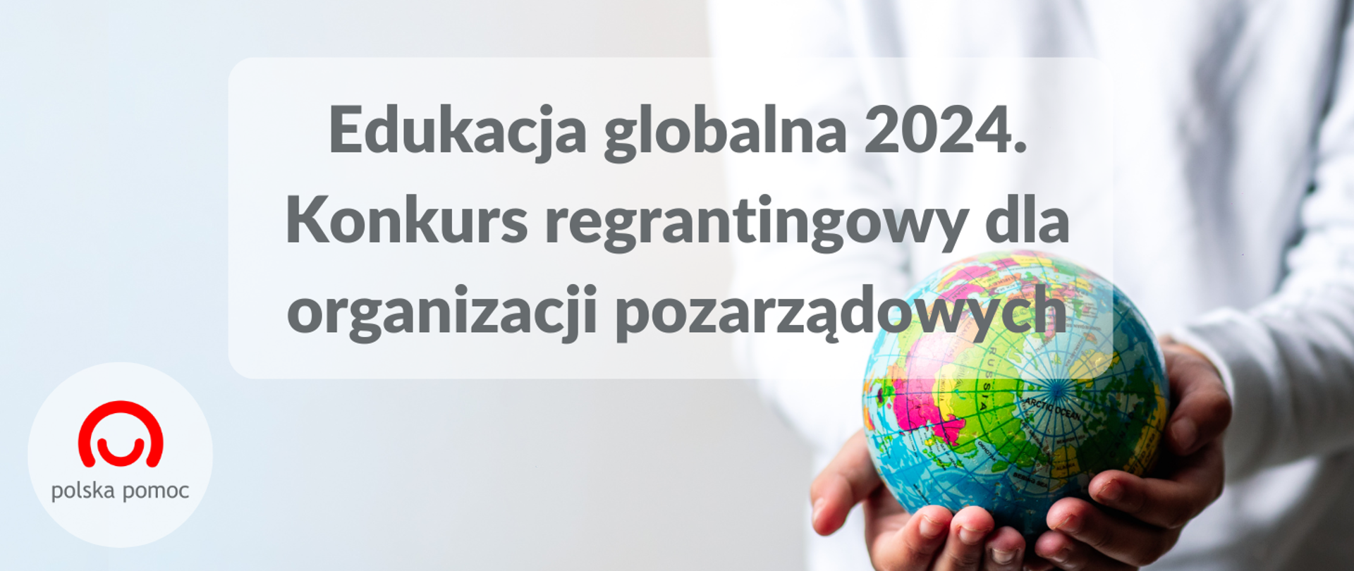 Dwie dłonie trzymające globus