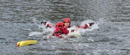 Ratownik podejmuje poszkodowanego w wodzie