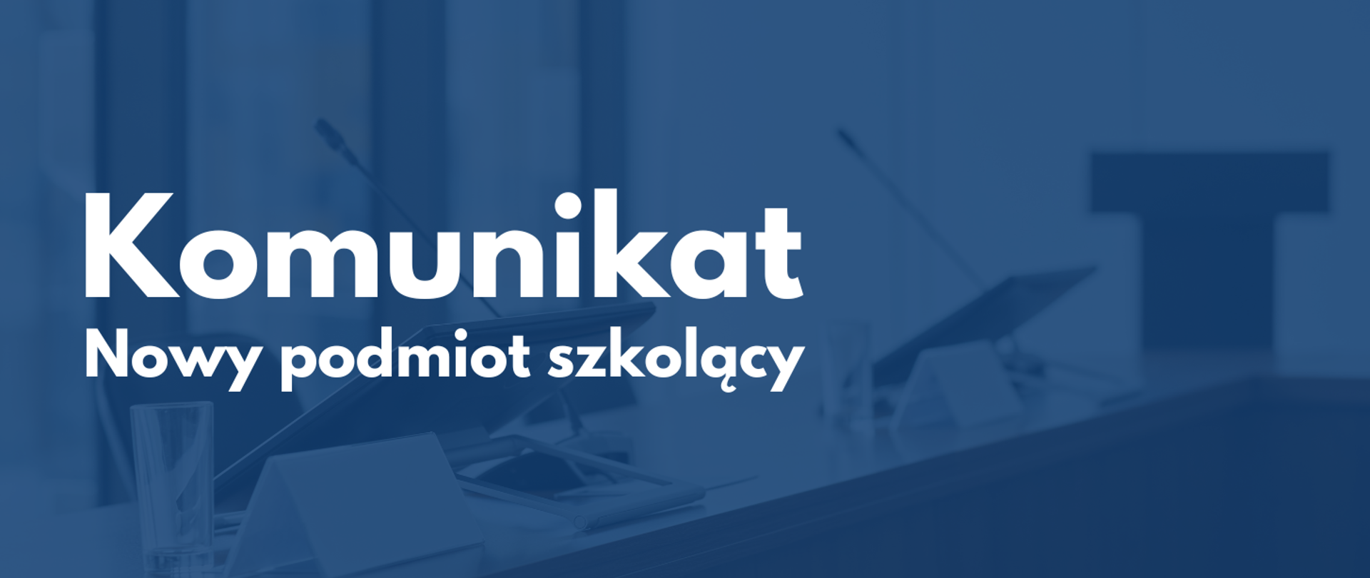 Tekst "Komunikat Nowy podmiot szkolący" na niebieskim tle.