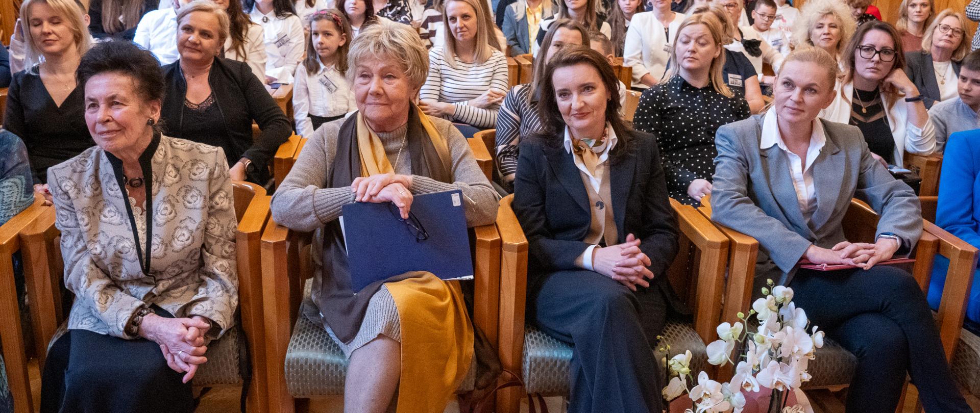 Podsumowanie XXX edycji Ogólnopolskiego Konkursu Plastycznego „Kwiaty dla Babci i Dziadka” i X edycji Ogólnopolskiego Konkursu Literackiego „Wiersz o Babci i Dziadku”